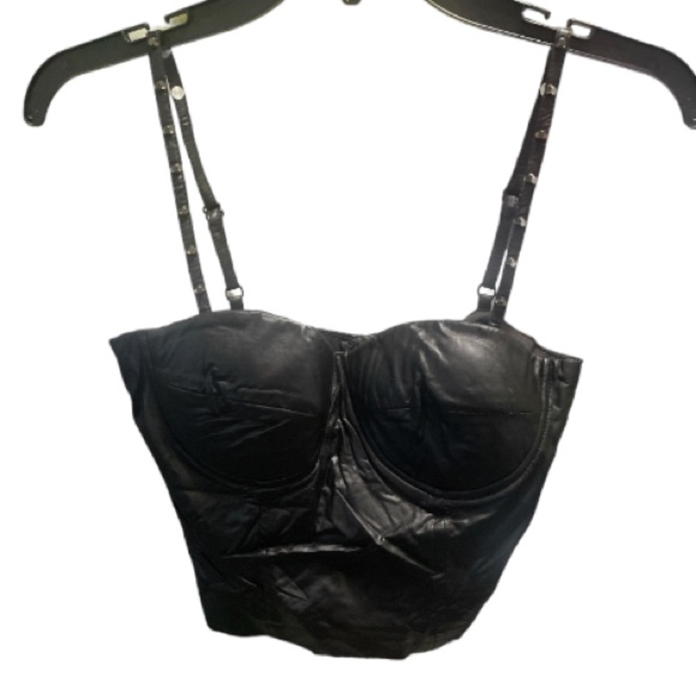 🛍️ Alythea black crop top